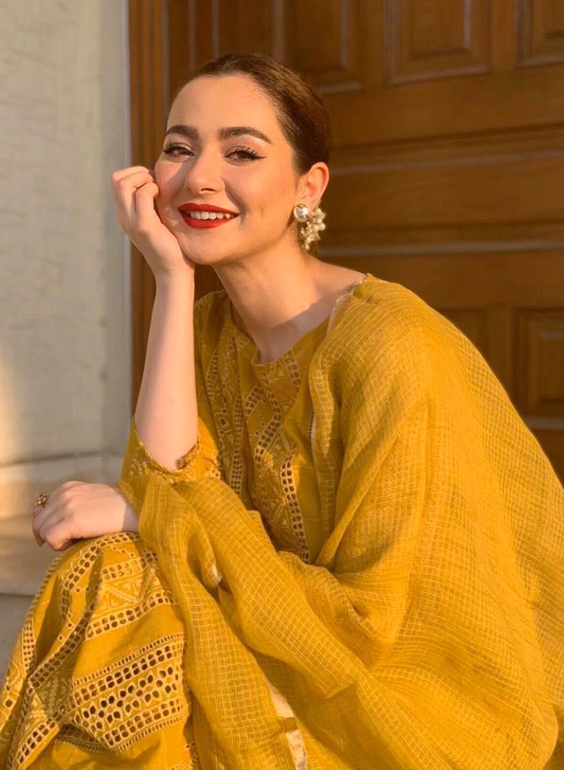 Favorite Poses of Pakistani Celebrities For Camera