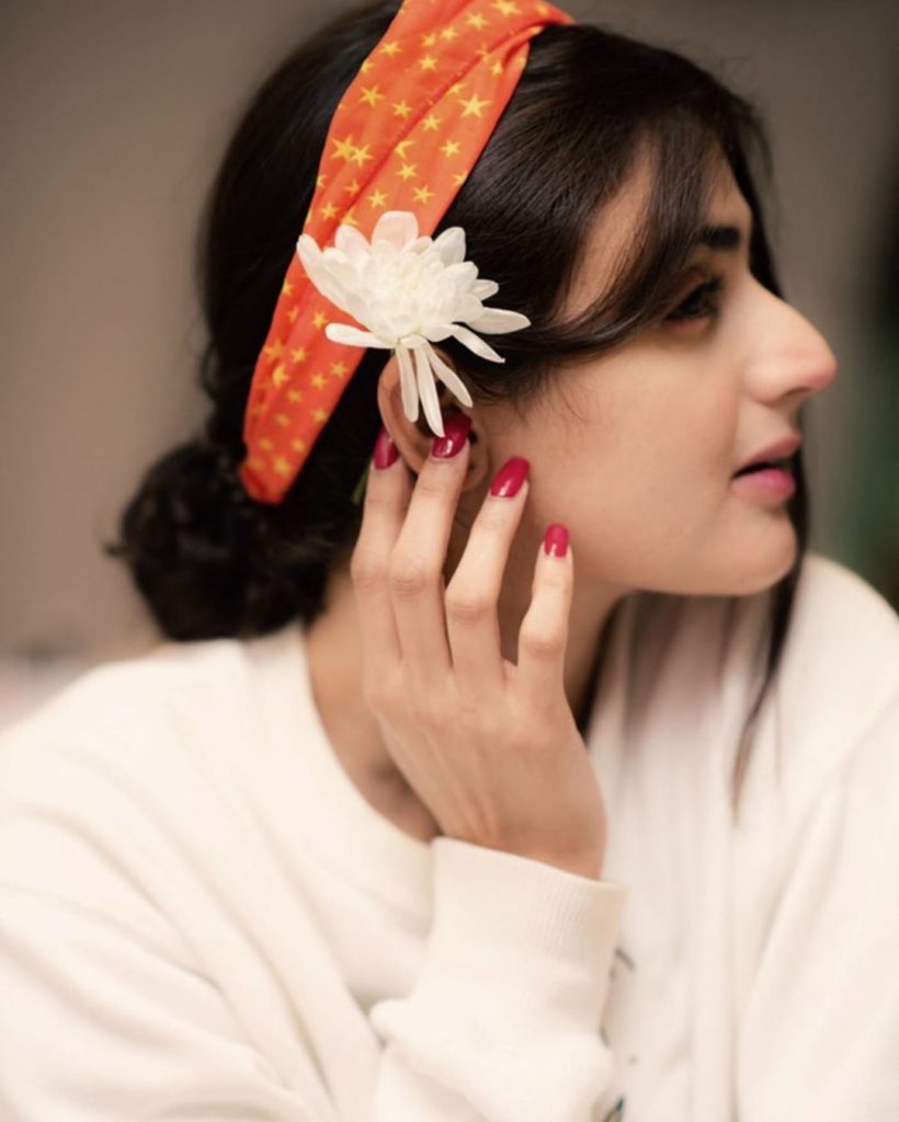 Is White Hira Mani's Favorite Color?