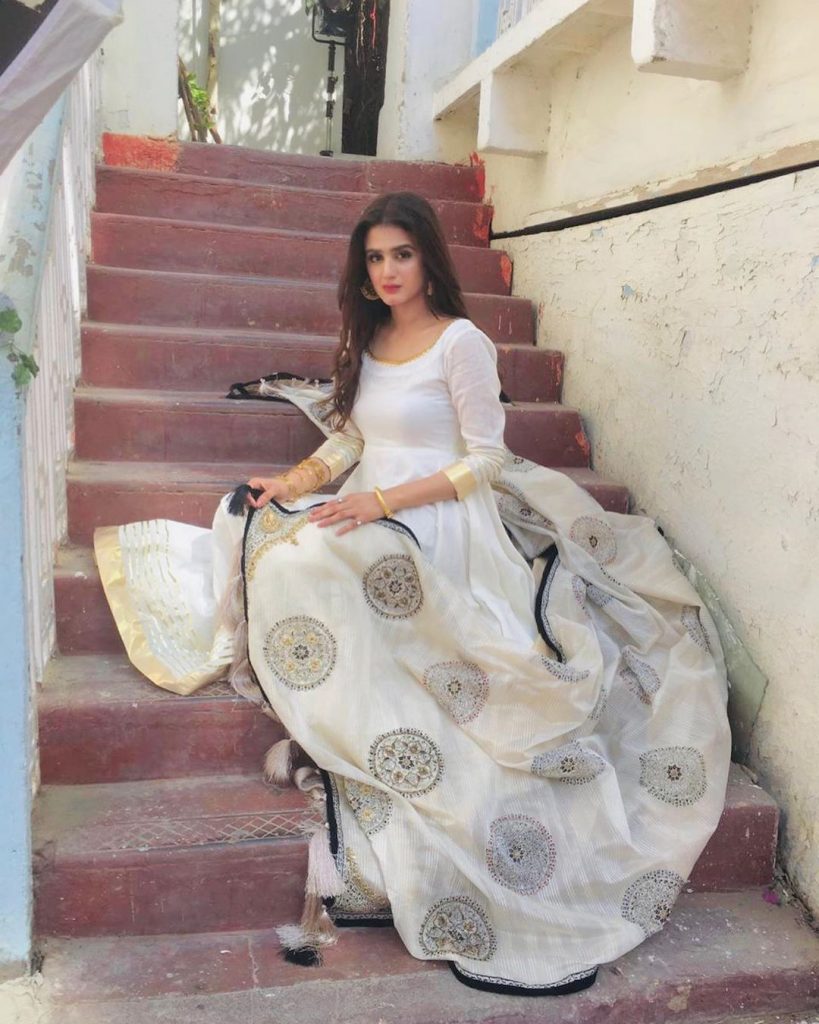 Is White Hira Mani's Favorite Color?