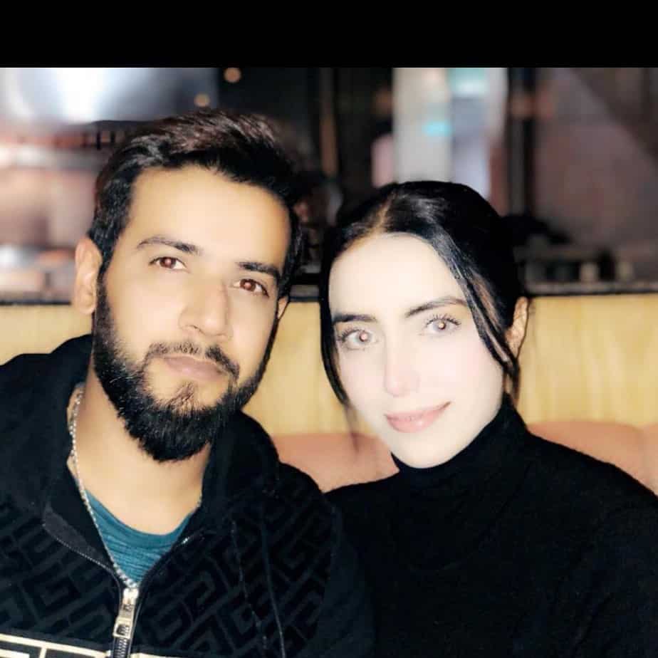 Beautiful Pictures of Cricketer Imad Wasim with Wife