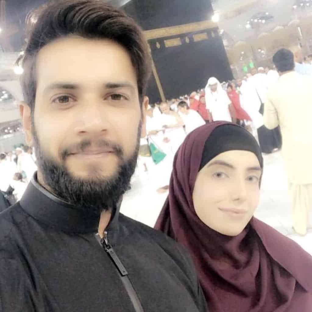 Beautiful Pictures of Cricketer Imad Wasim with Wife