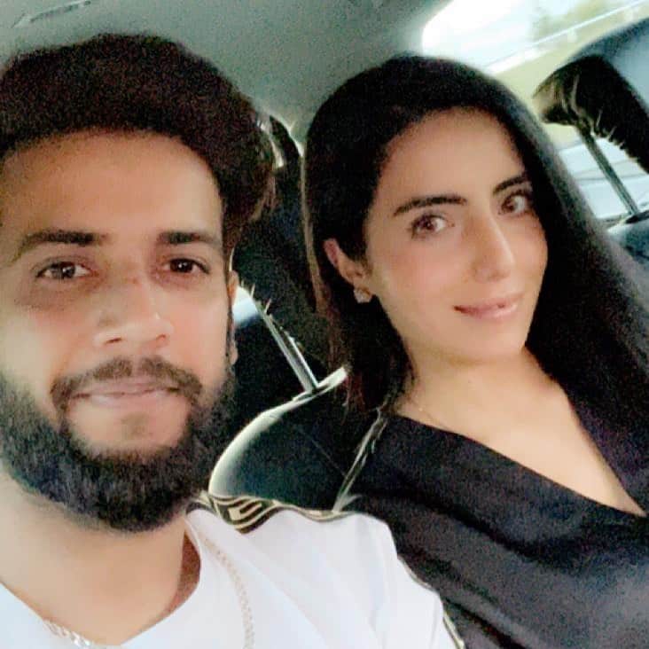 Beautiful Pictures of Cricketer Imad Wasim with Wife