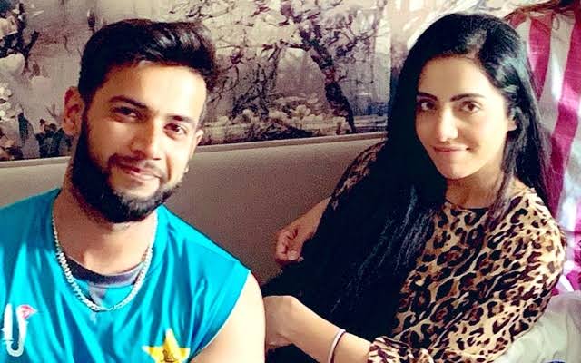 Beautiful Pictures of Cricketer Imad Wasim with Wife