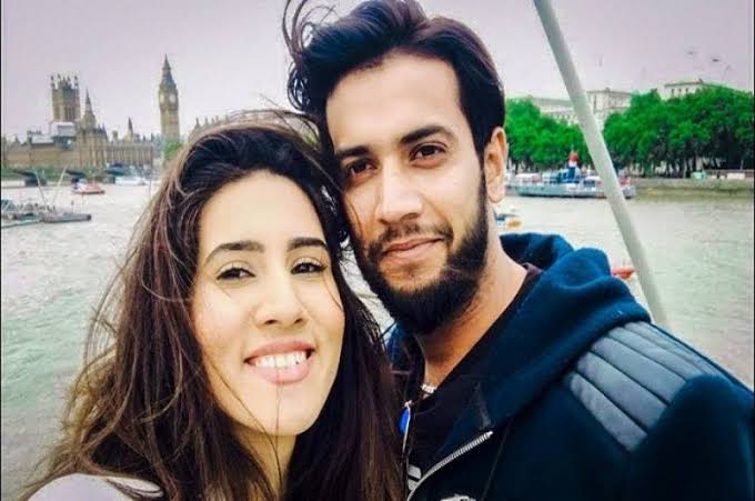 Beautiful Pictures of Cricketer Imad Wasim with Wife