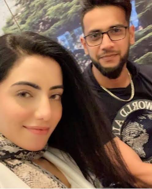 Beautiful Pictures of Cricketer Imad Wasim with Wife