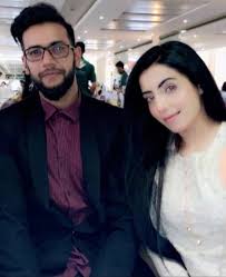 Beautiful Pictures of Cricketer Imad Wasim with Wife