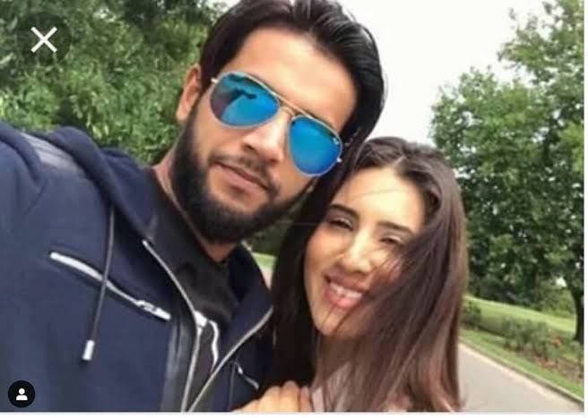 Beautiful Pictures of Cricketer Imad Wasim with Wife