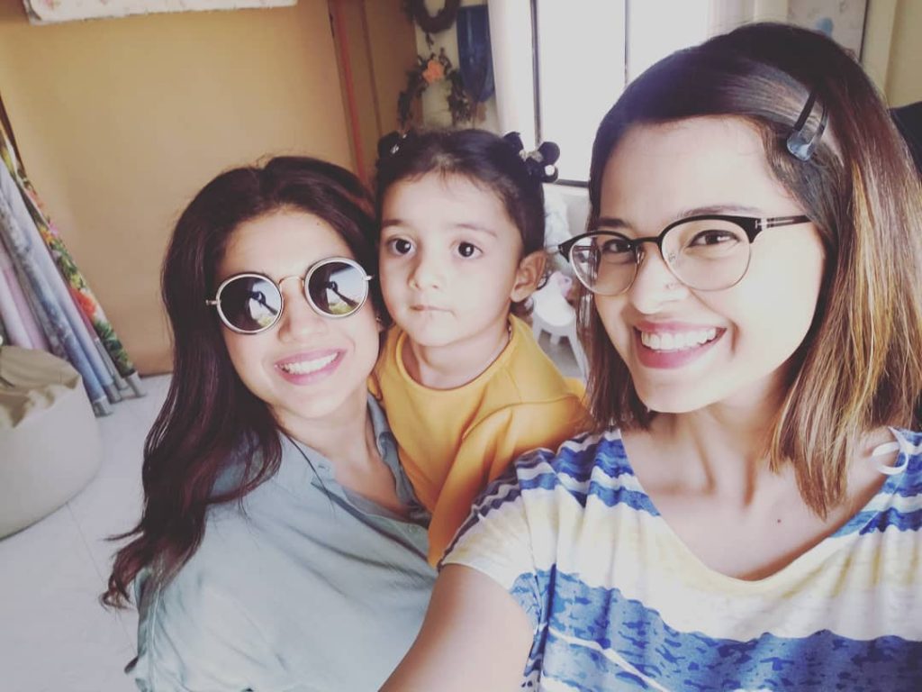 Rare Beautiful Selfies of Sanam Jung with Family and Friends