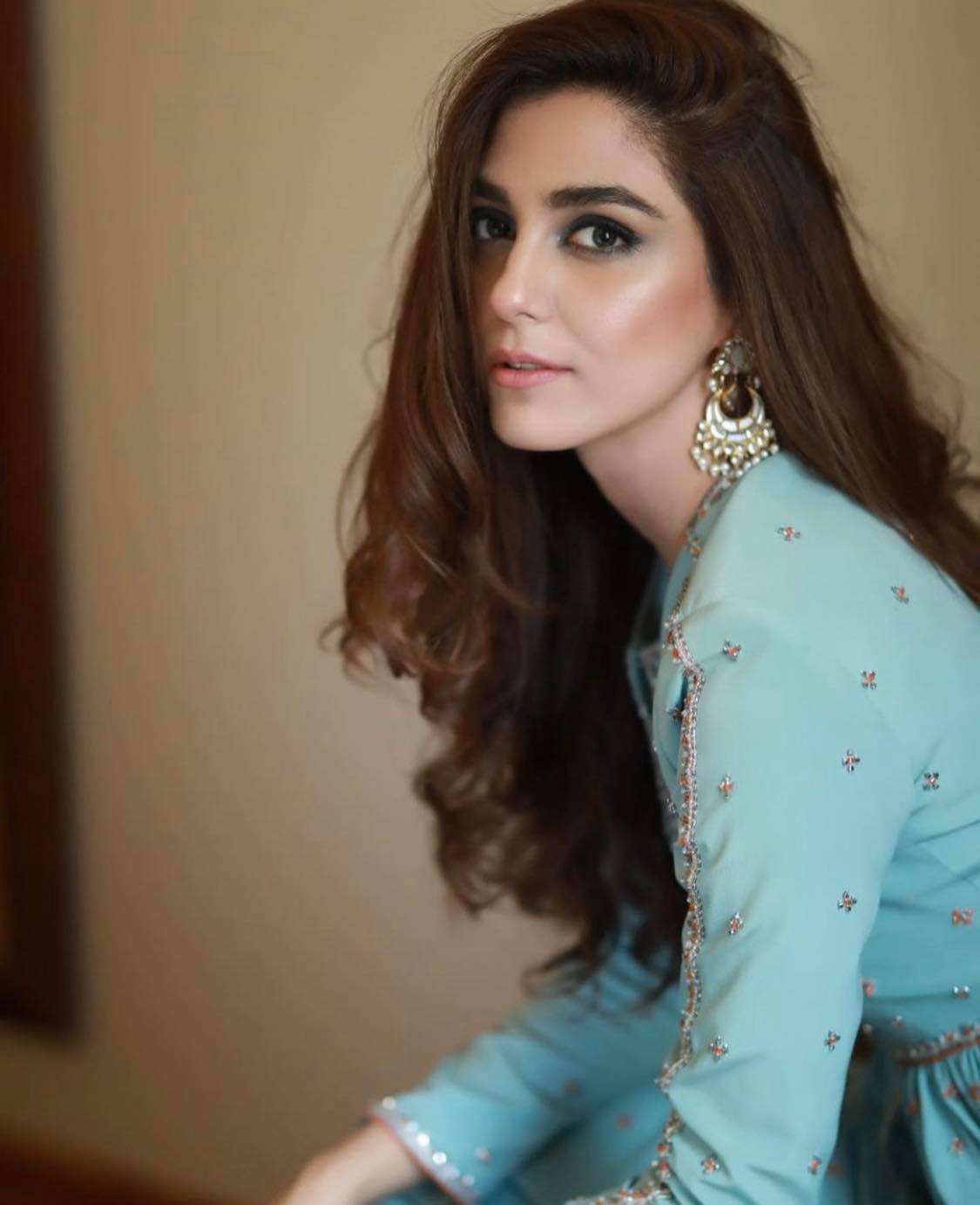 Favorite Poses of Pakistani Celebrities For Camera