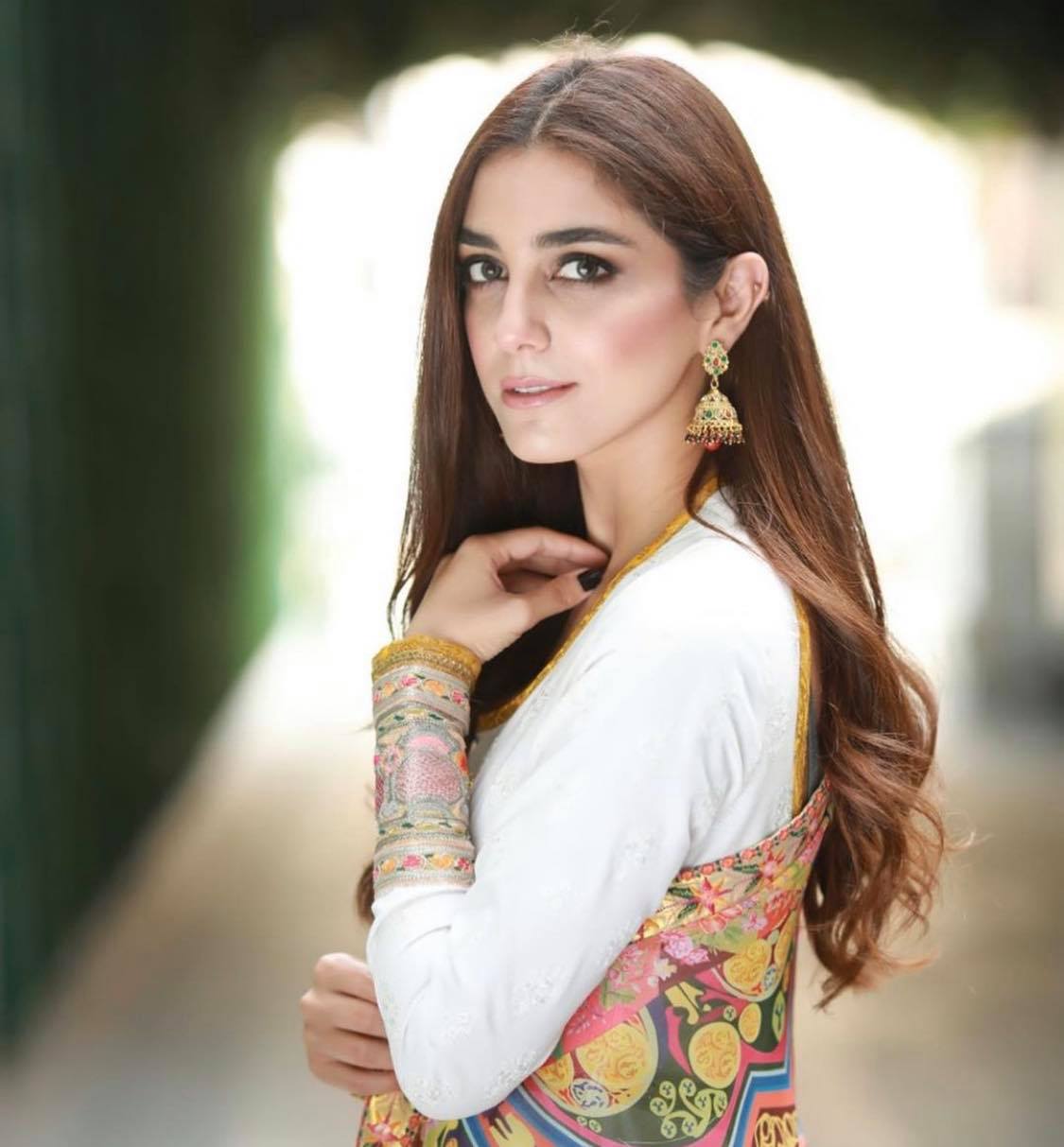 Favorite Poses of Pakistani Celebrities For Camera