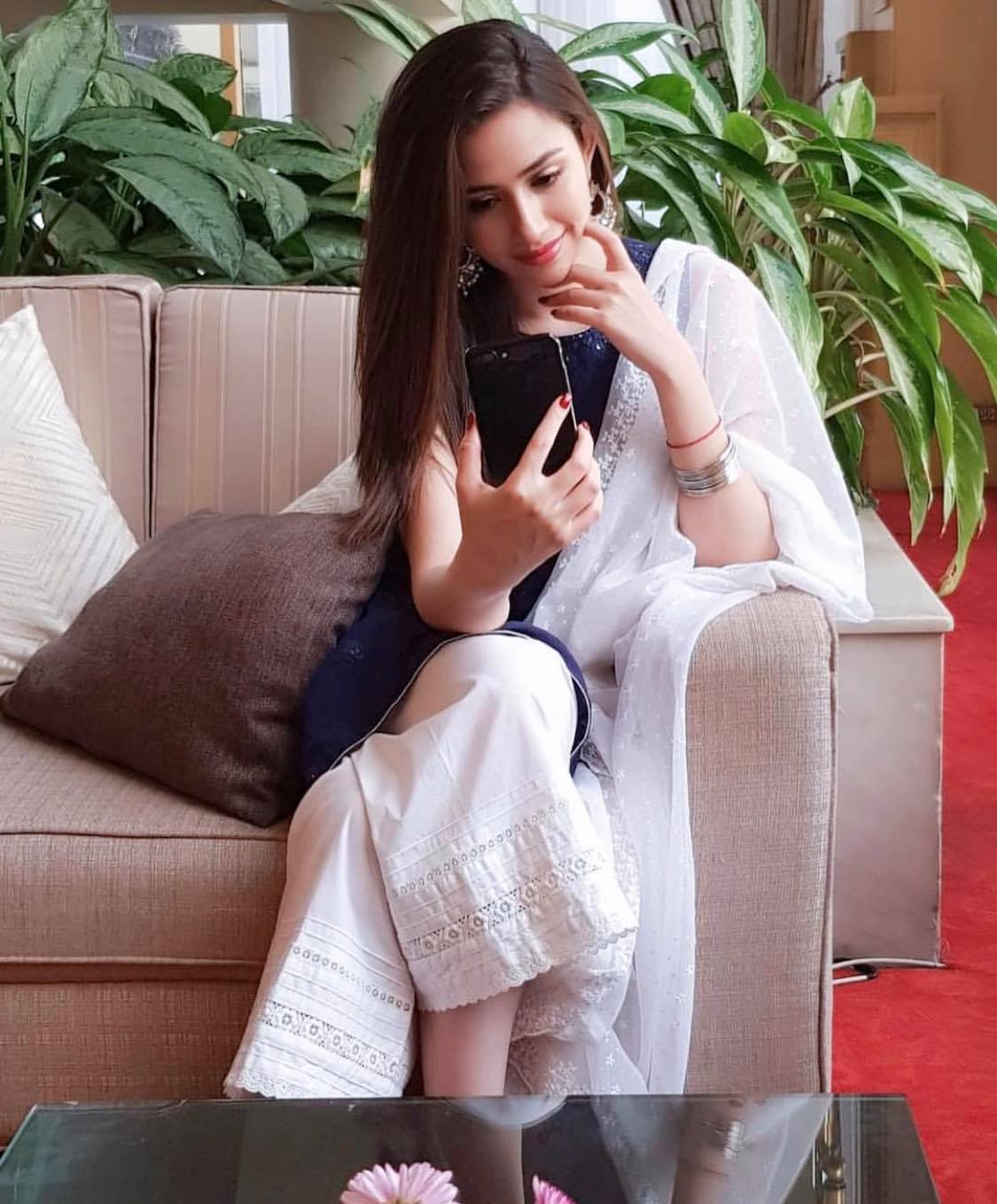 Favorite Poses of Pakistani Celebrities For Camera