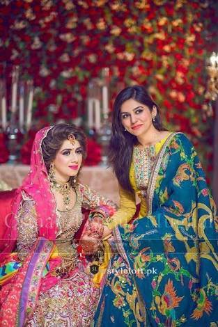 Beautiful Pakistani Celebrities on Their Sisters Wedding