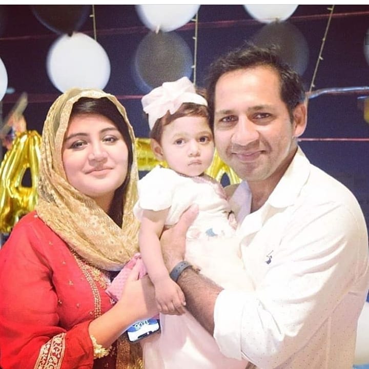 Latest Beautiful Clicks of Cricketer Sarfaraz Ahmed with Family