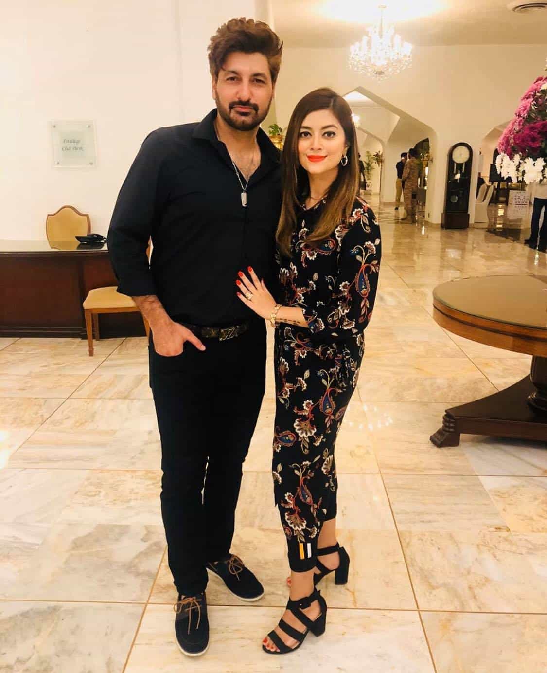 Pakistani Celebrities Whose Wives Are Always By Their Side