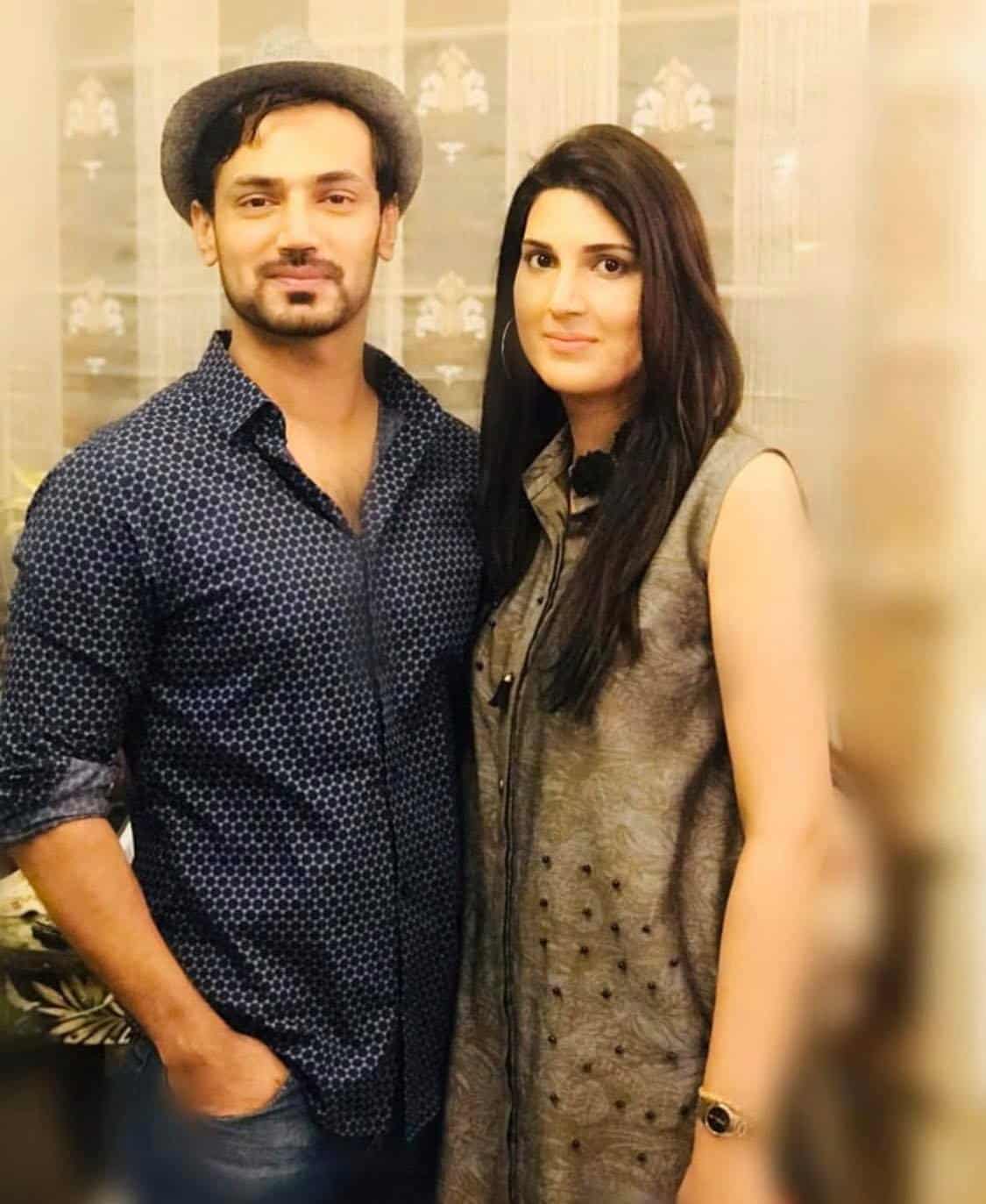 Pakistani Celebrities Whose Wives Are Always By Their Side