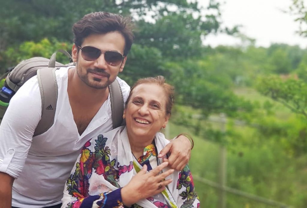 Adorable Pictures of Zahid Ahmed with Family