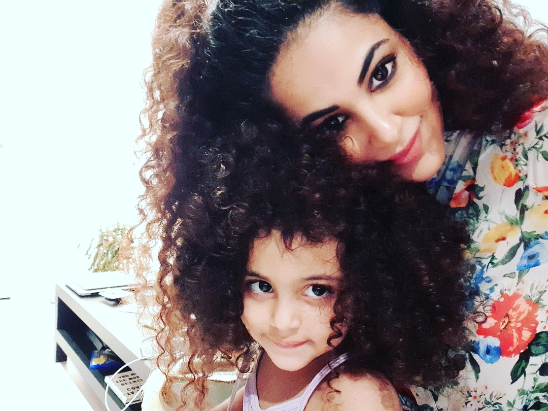 Singer Annie Khalid Latest Pictures with her Daughter