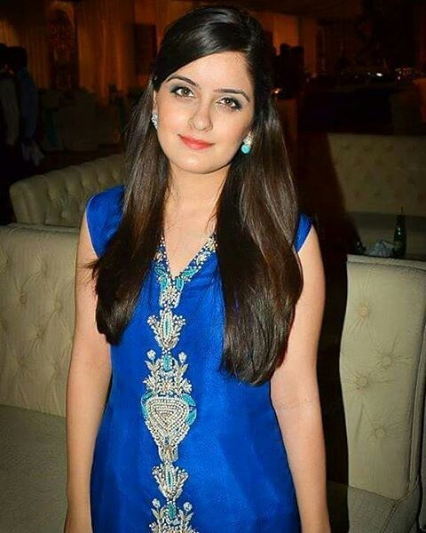 Armeena Khan Sister 16