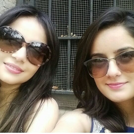 Armeena Khan Sister 7