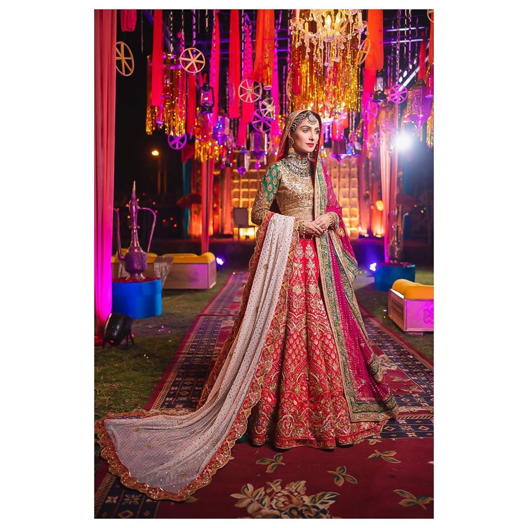 Beautiful Bridal Pictures of Ayeza Khan from the Set of her Drama Mehar Posh