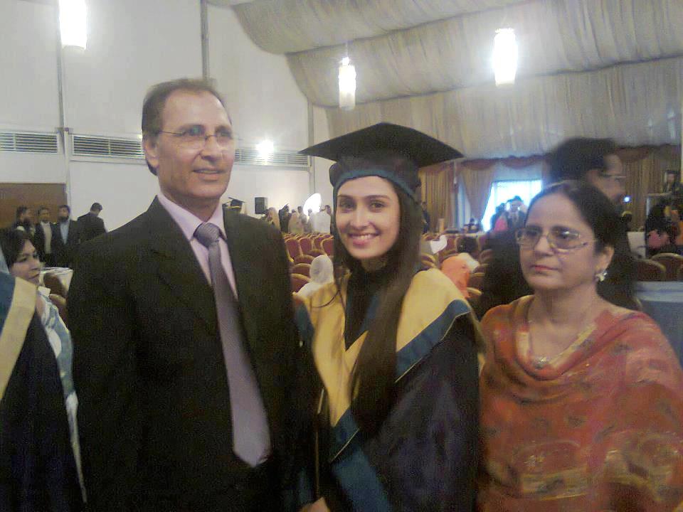 Ayeza Khan With Family - 50 Beauteous Photographs | Reviewit.pk