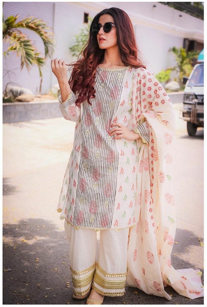 Top 20 Well Dressed Pictures Of Beautiful Hareem Farooq