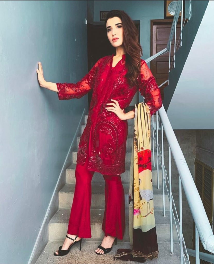 Top 20 Well Dressed Pictures Of Beautiful Hareem Farooq | Reviewit.pk