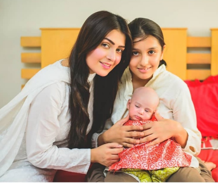 Ayeza Khan With Family 50 Beauteous Photographs Reviewit Pk