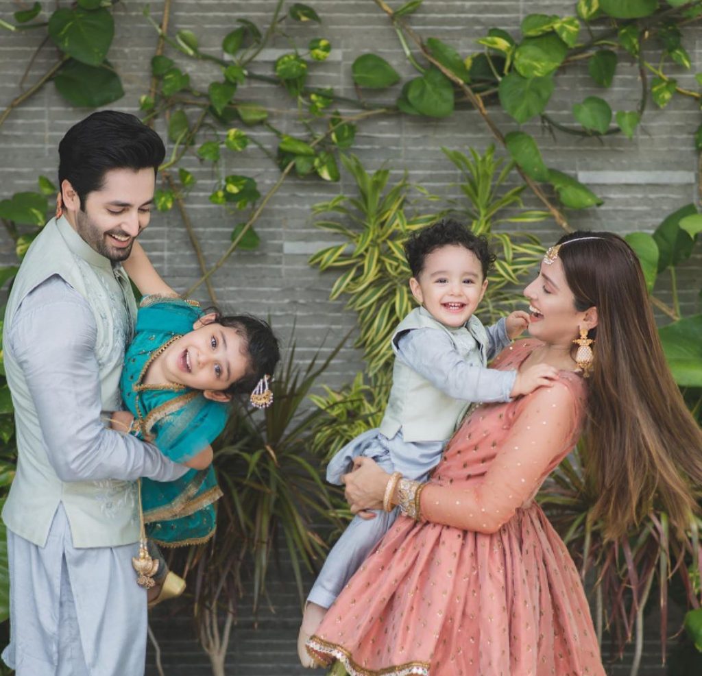 Ayeza Khan With Family - 50 Beauteous Photographs | Reviewit.pk