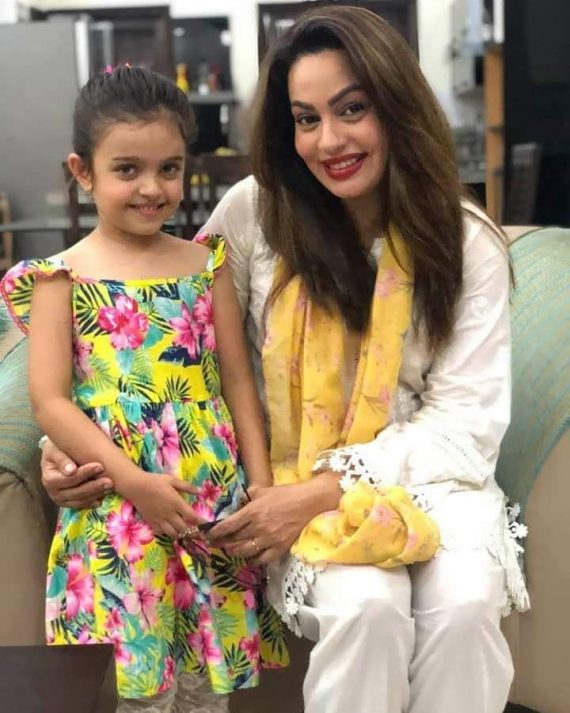 Sadia Imam's Beautiful Clicks with her Daughter and Niece's | Reviewit.pk