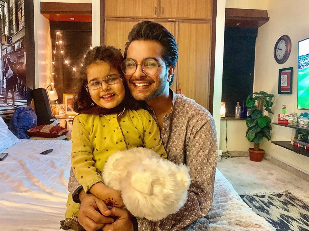 Adorable Pictures of Asim Azhar With Family