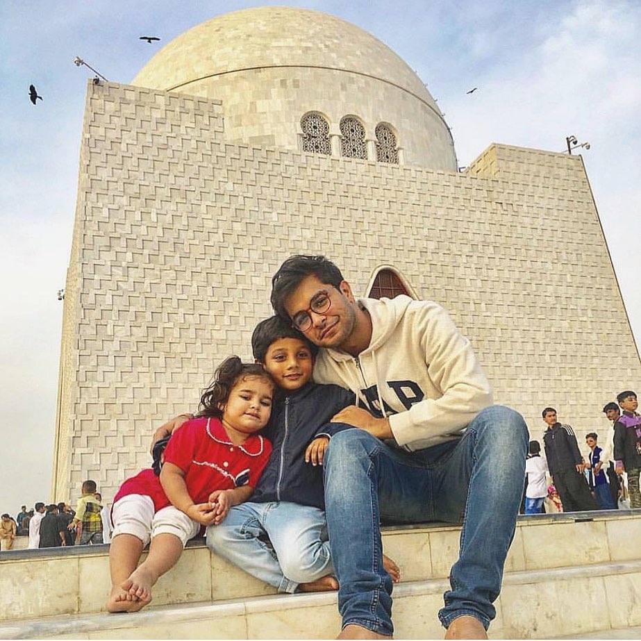 Adorable Pictures of Asim Azhar With Family