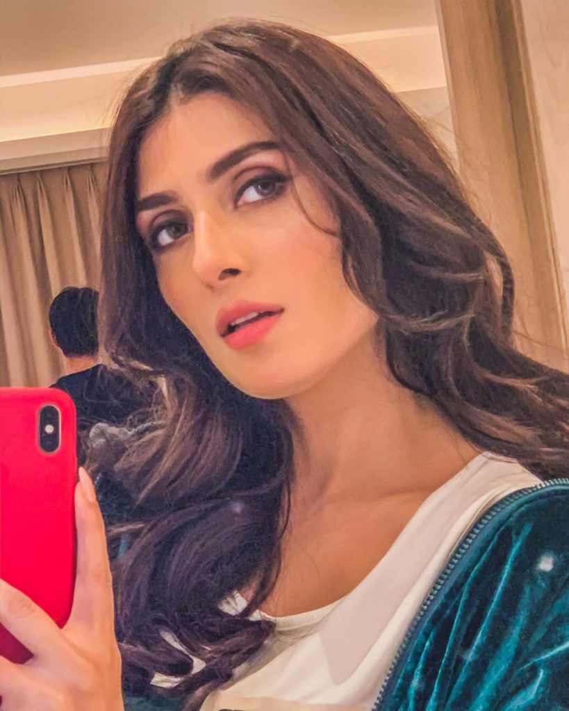 Best Poses of Ayeza Khan Every Girl Should Try