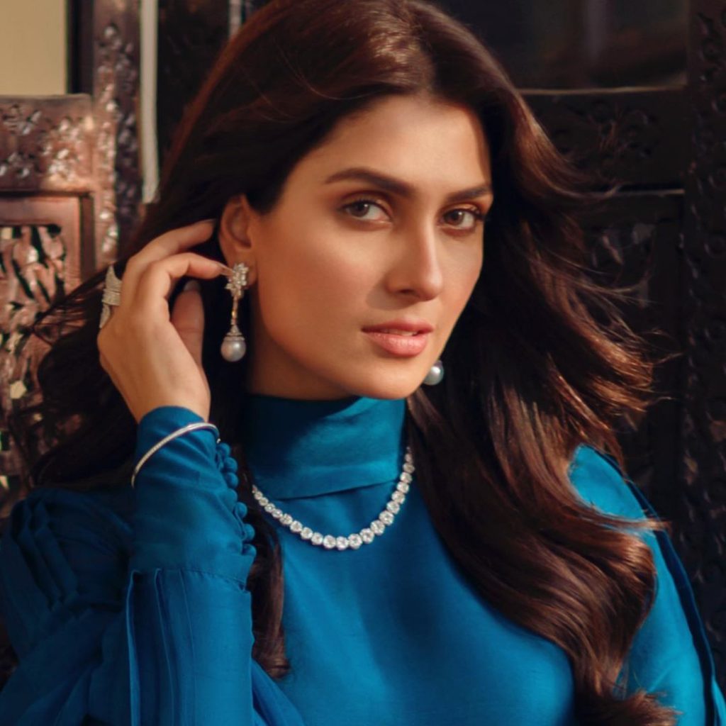 Best Poses of Ayeza Khan Every Girl Should Try