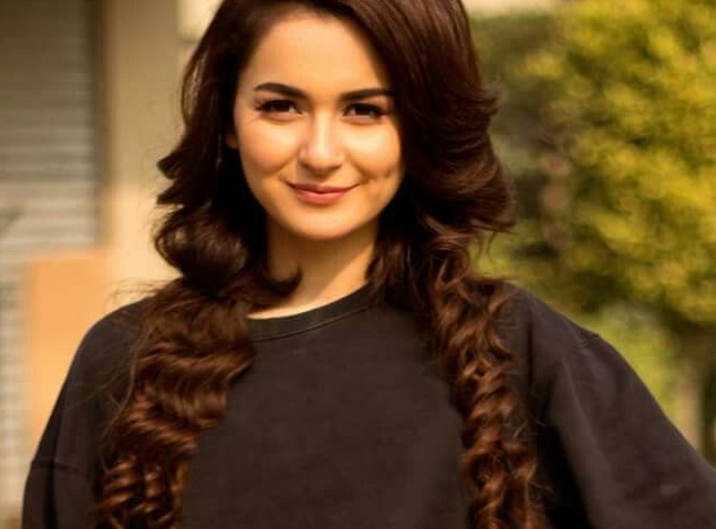 People Think Hania Aamir's Latest Look Is Her Surgery Gone Wrong