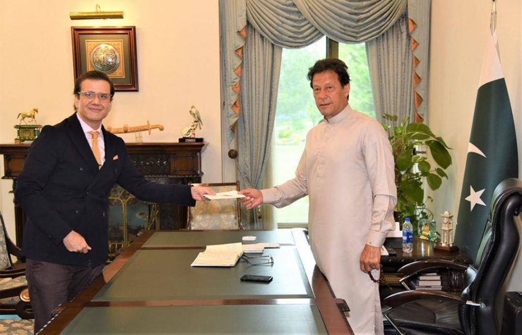 Adorable Pictures of PM Imran Khan in Shalwar Kameez