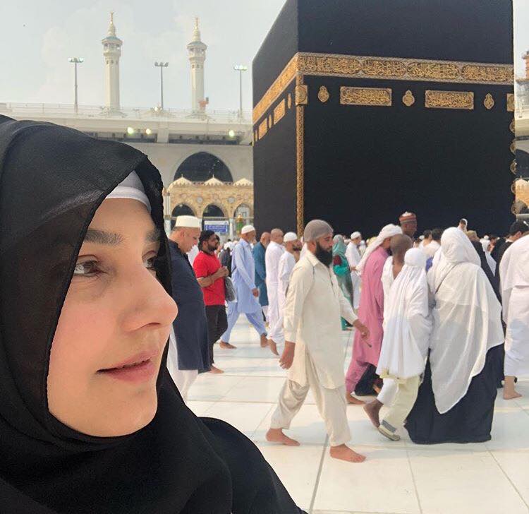 Actress Javeria Saud Shared Throwback Pictures of her Umrah with Family