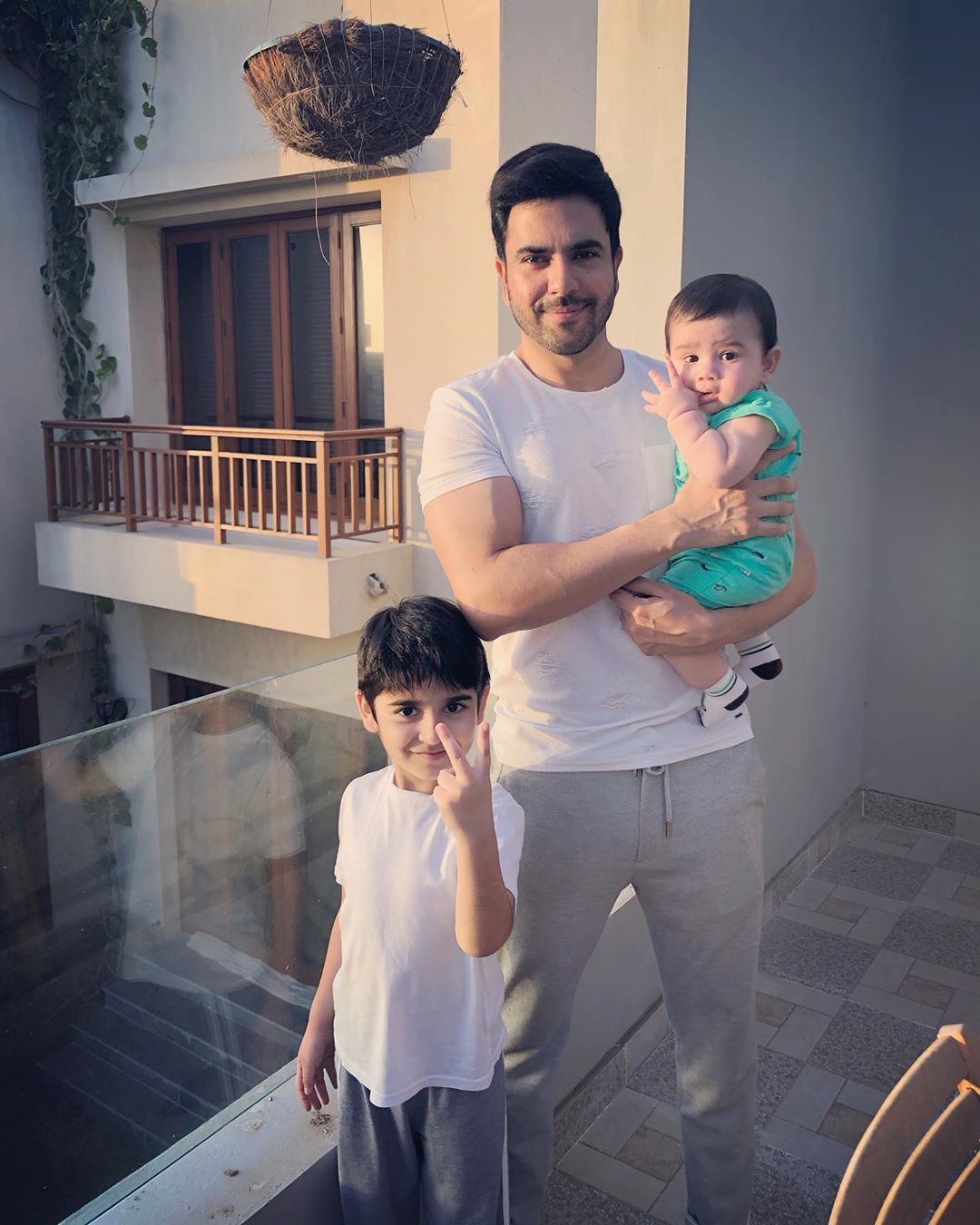 Actor Junaid Khan Latest Pictures with his Beautiful Family | Reviewit.pk