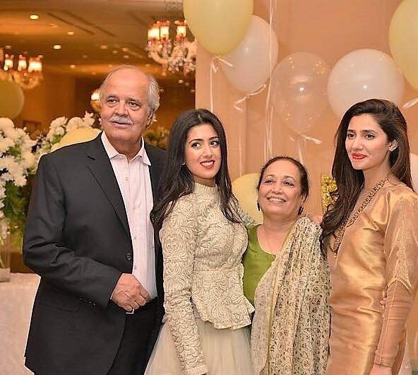 Rare Pictures of Mahira Khan with her Loved Ones