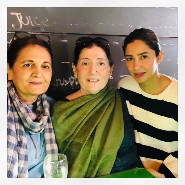 Rare Pictures of Mahira Khan with her Loved Ones