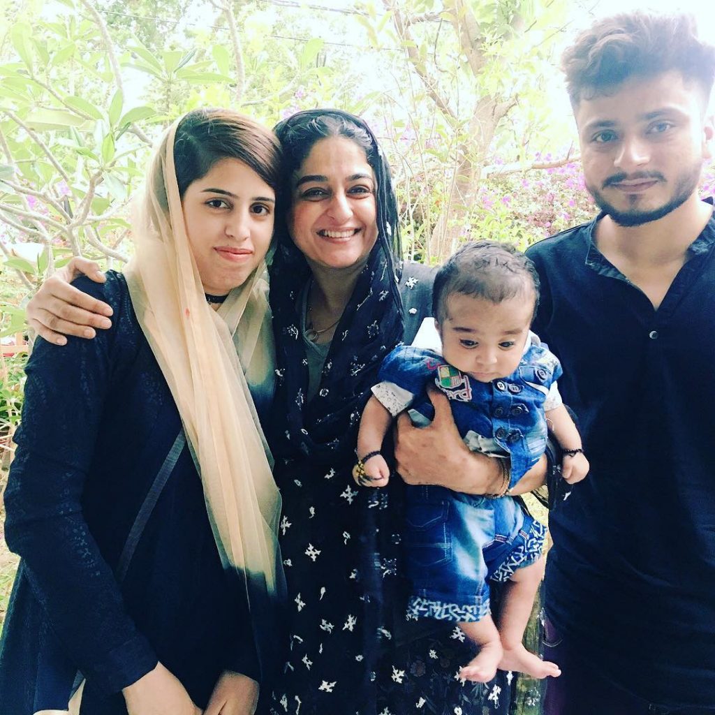 Adorable Pictures of Nadia Jamil with Family and Close Friends