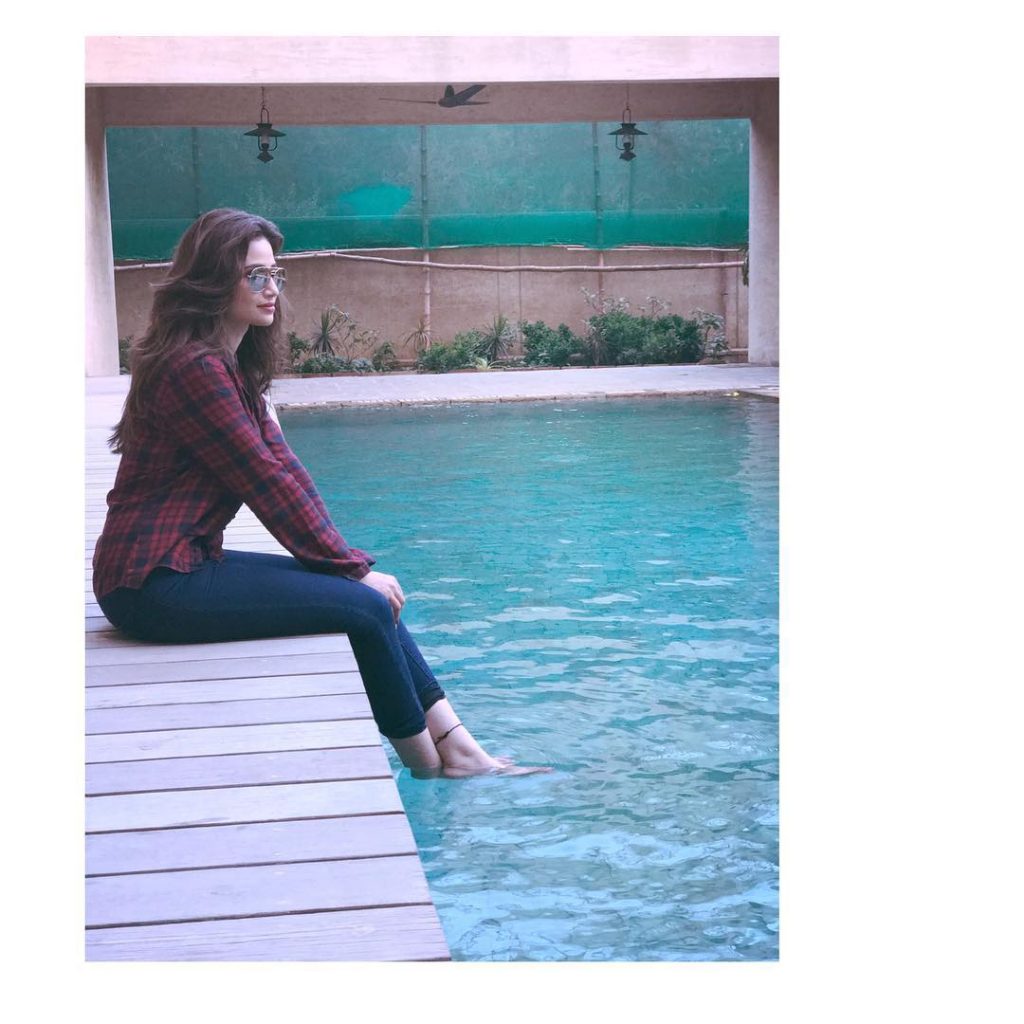 Beautiful Pictures of Sana Javed in a Casual Attire