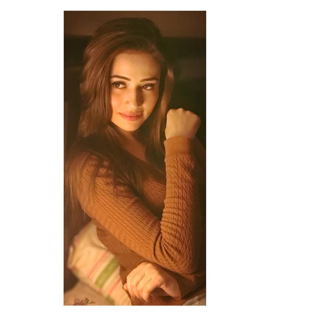 Beautiful Pictures of Sana Javed in a Casual Attire