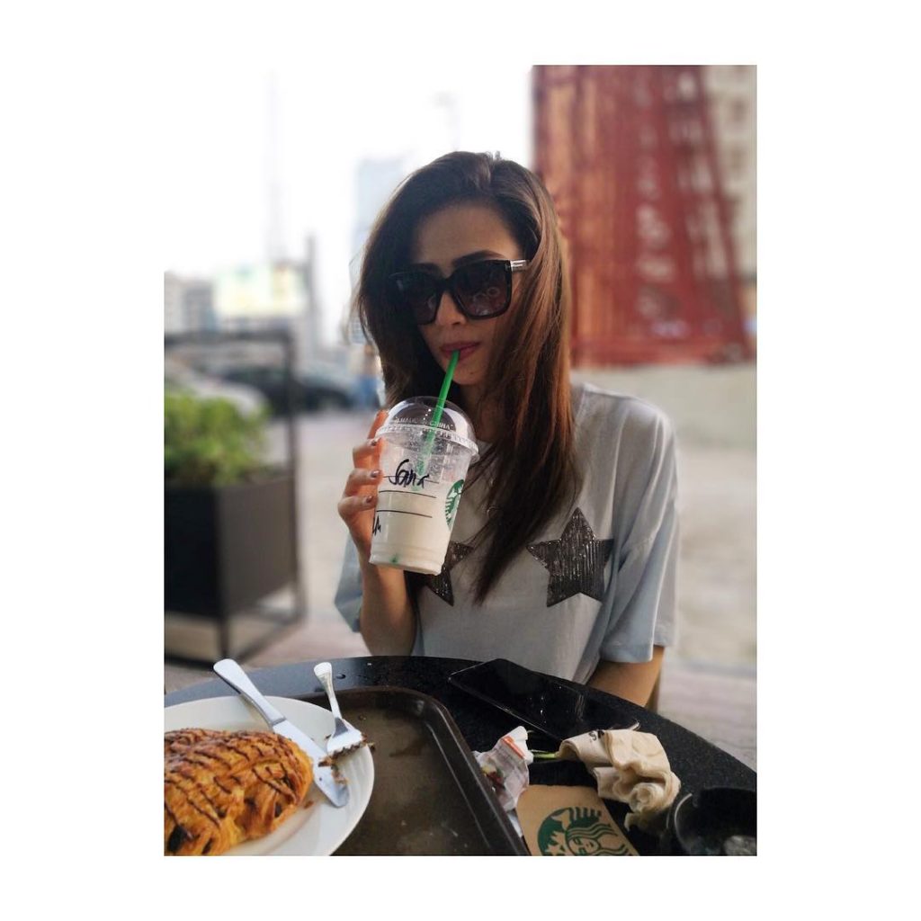 Beautiful Pictures of Sana Javed in a Casual Attire