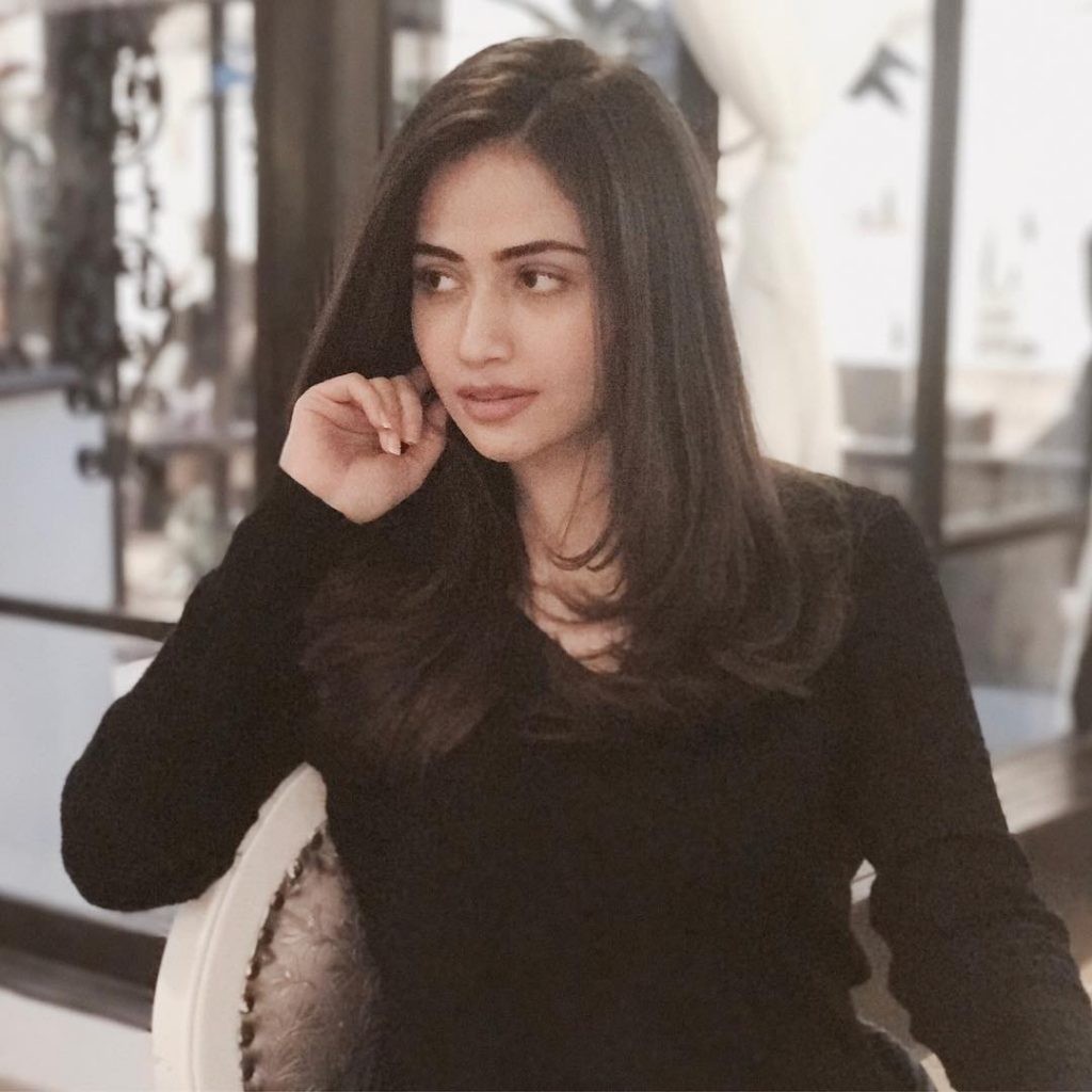 Beautiful Pictures of Sana Javed in a Casual Attire