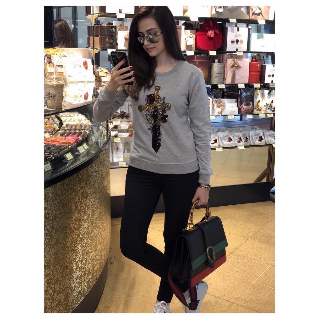 Beautiful Pictures of Sana Javed in a Casual Attire