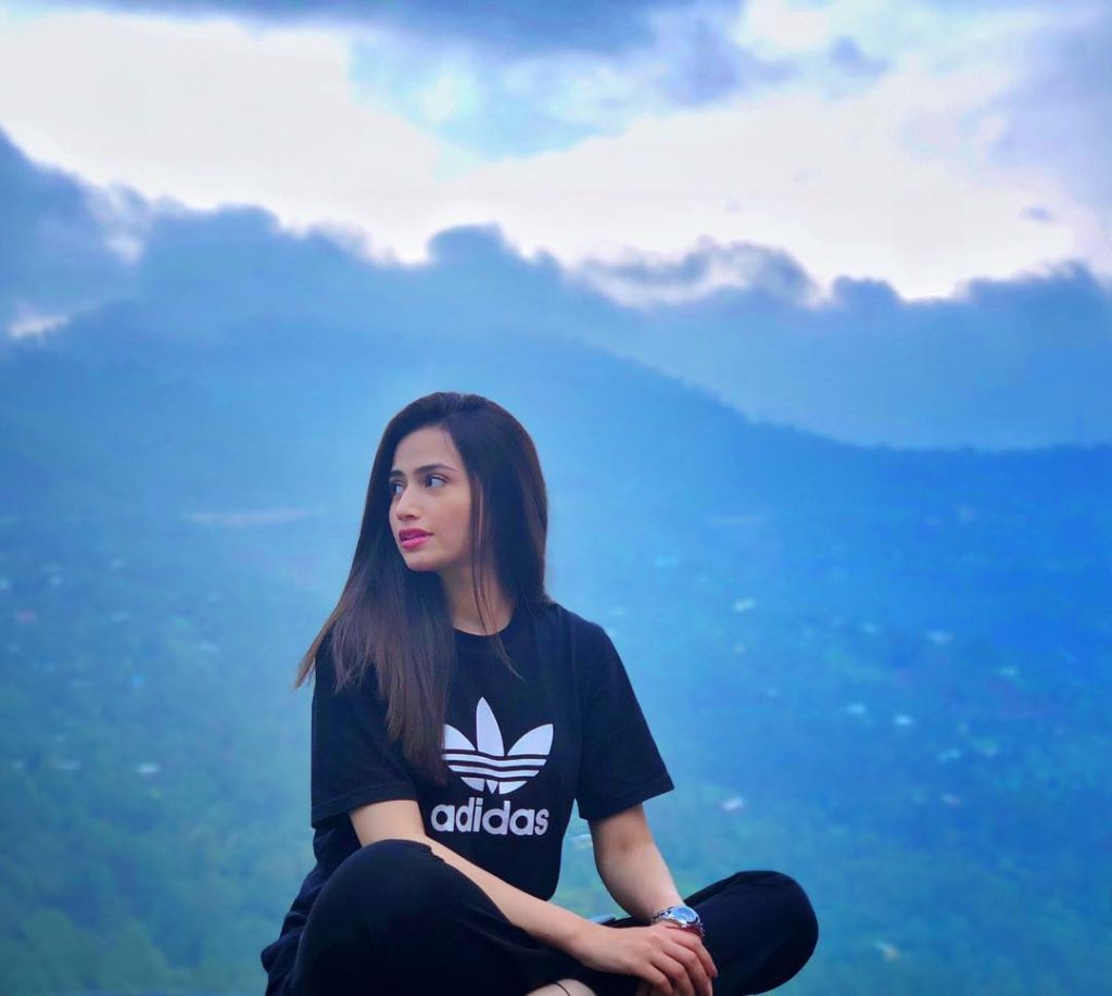 Beautiful Pictures of Sana Javed in a Casual Attire