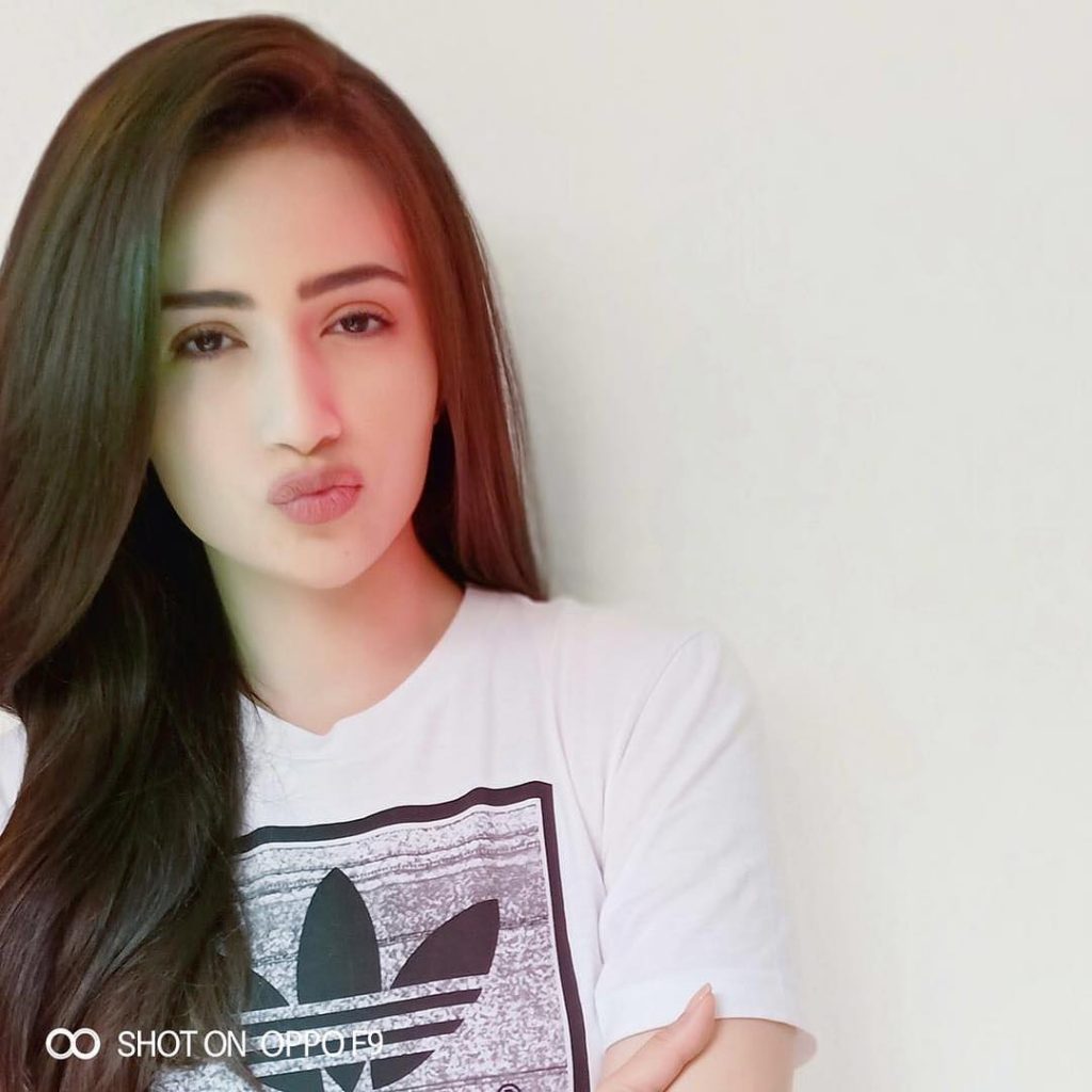 Beautiful Pictures of Sana Javed in a Casual Attire