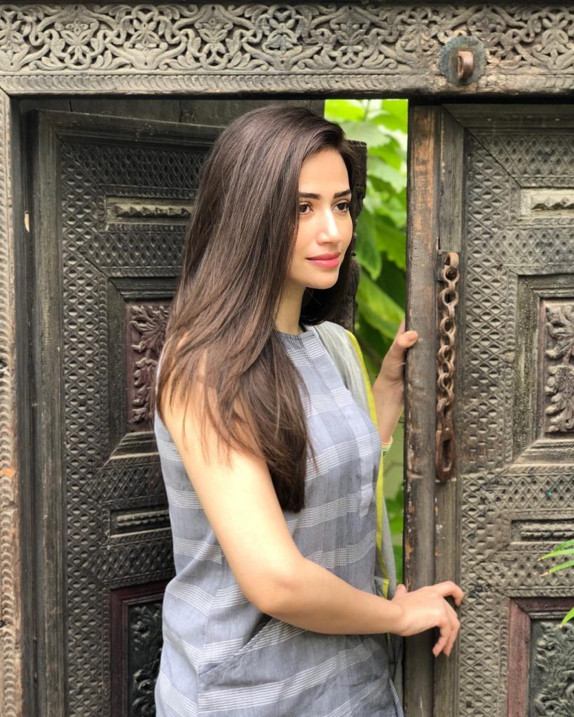 Beautiful Pictures of Sana Javed in a Casual Attire