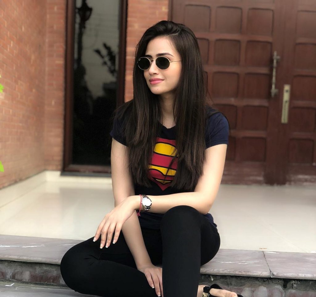 Beautiful Pictures of Sana Javed in a Casual Attire